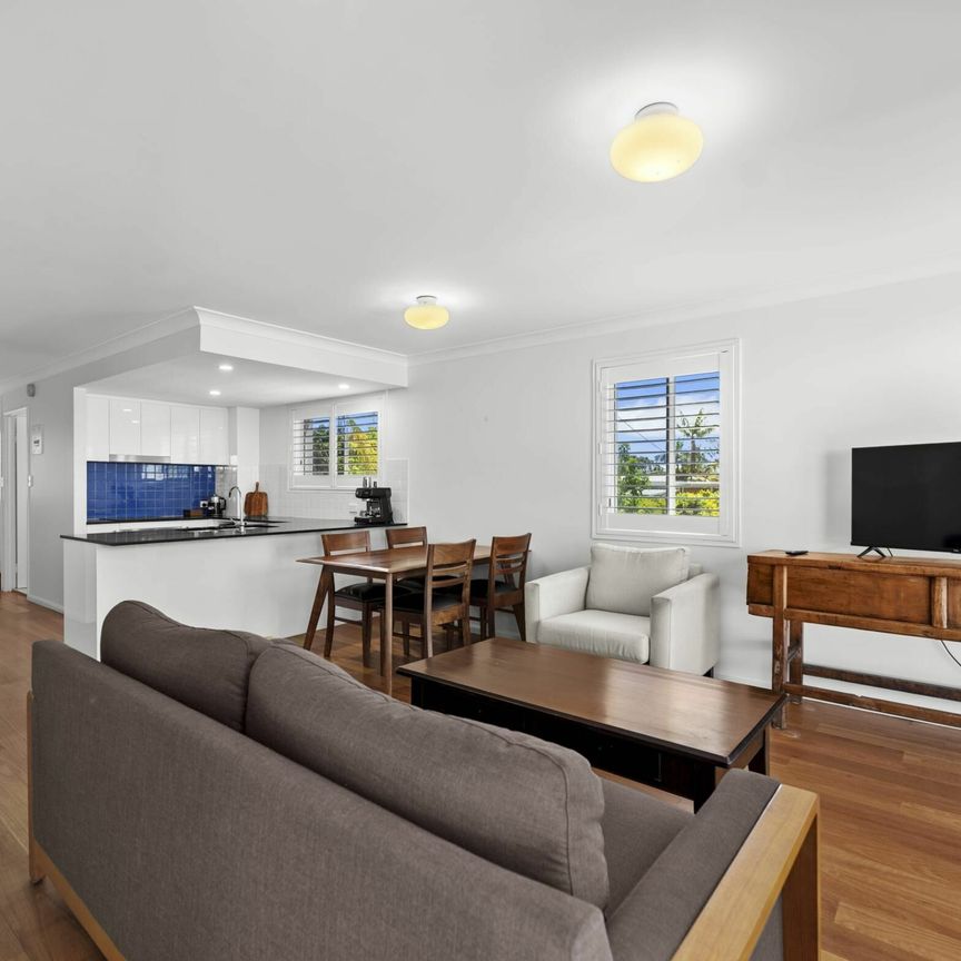 MODERN THREE BEDROOM TOWNHOUSE - AMAZING LOCATION! - Photo 1