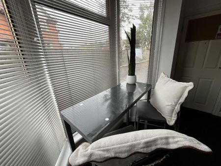 5 bedroom semi-detached house to rent - Photo 2