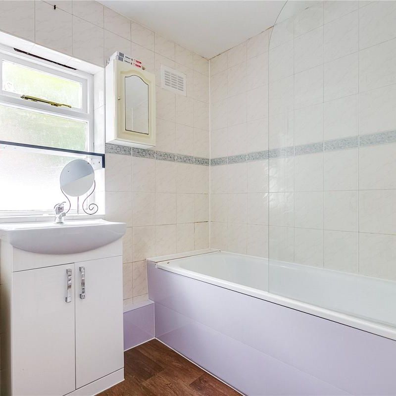 1 bedroom flat in London - Photo 1