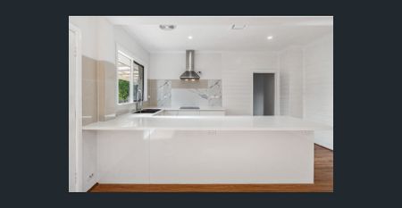 Spacious 3-4 bed Family Home with in walking distance to the Beach - Photo 4
