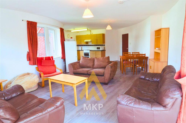 4 bedroom flat to rent - Photo 1