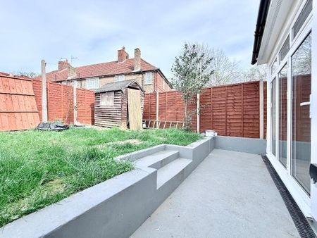 Westway, East Acton, London, W12 0SD - Photo 4