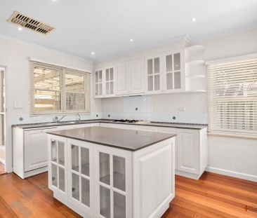 LARGE FAMILY HOME CENTRAL TO EVERYTHING ! - Photo 1