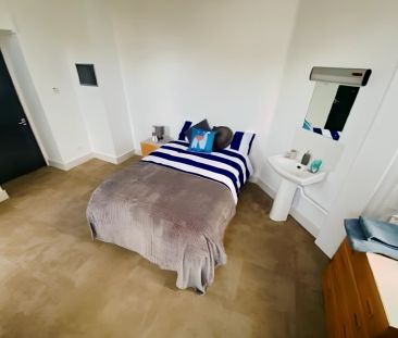 Deluxe Bedroom - Photo 2