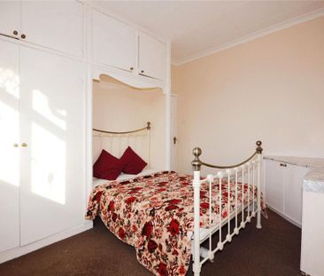 3 bedroom end of terrace house to rent - Photo 2