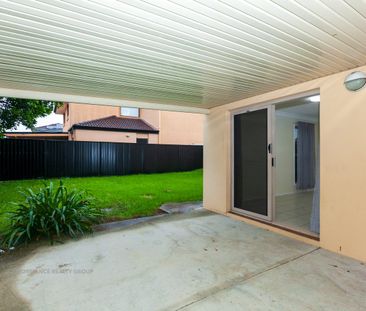 Spacious 3-Bedroom Duplex with large private yard - Photo 3