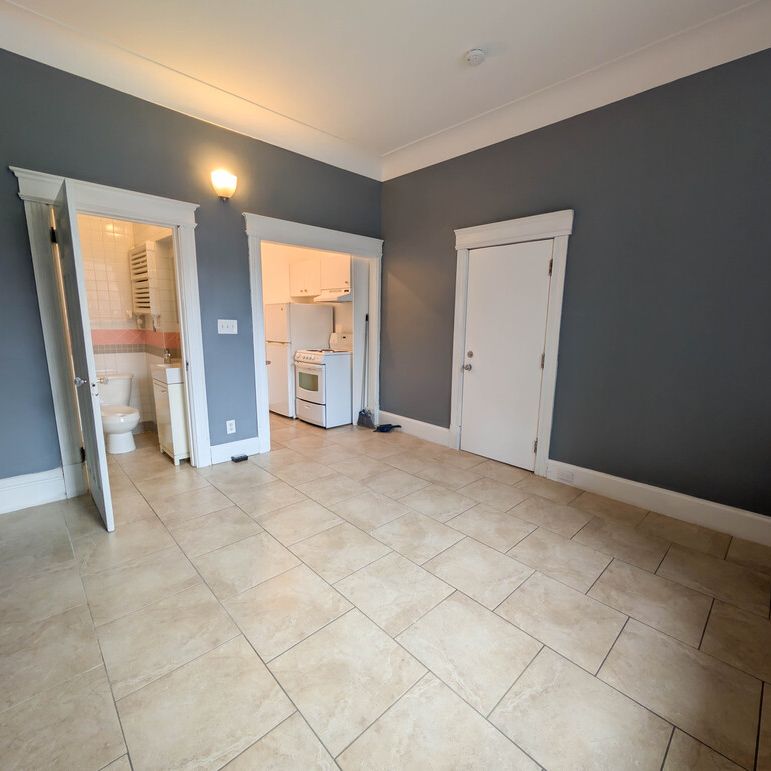 **Downtown Hamilton** Cozy Main Floor Bachelor Apartment!! - Photo 1