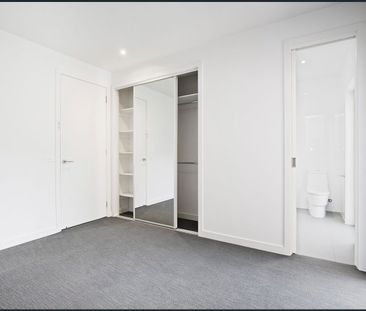 Private Three Bedroom Ivanhoe Living - Photo 2