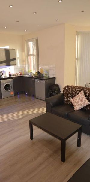 4 bedroom flat to rent - Photo 1