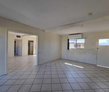 TWO BEDROOM TWO BATHROOM UNIT - CLOSE TO TOWN! - Photo 1