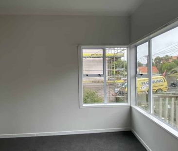 3 bedroom, Newtown - Photo 2