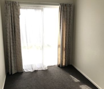 Immaculate Central Living - Photo 3