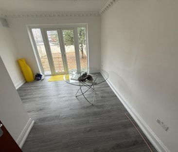 6 bedroom semi-detached house to rent - Photo 3