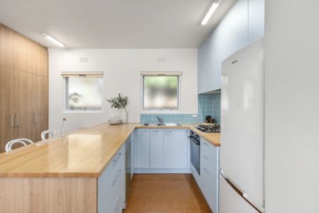 Beautifully Renovated Courtyard Apartment in Prime Locale - Photo 5