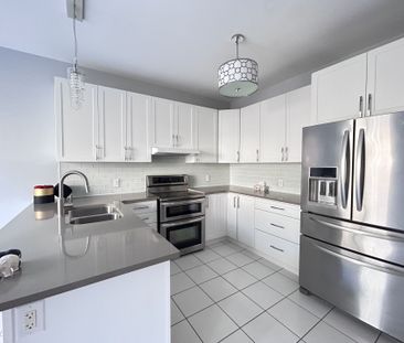 For Lease - 438 Kwapis Boulevard, Newmarket, Ontario - Photo 2