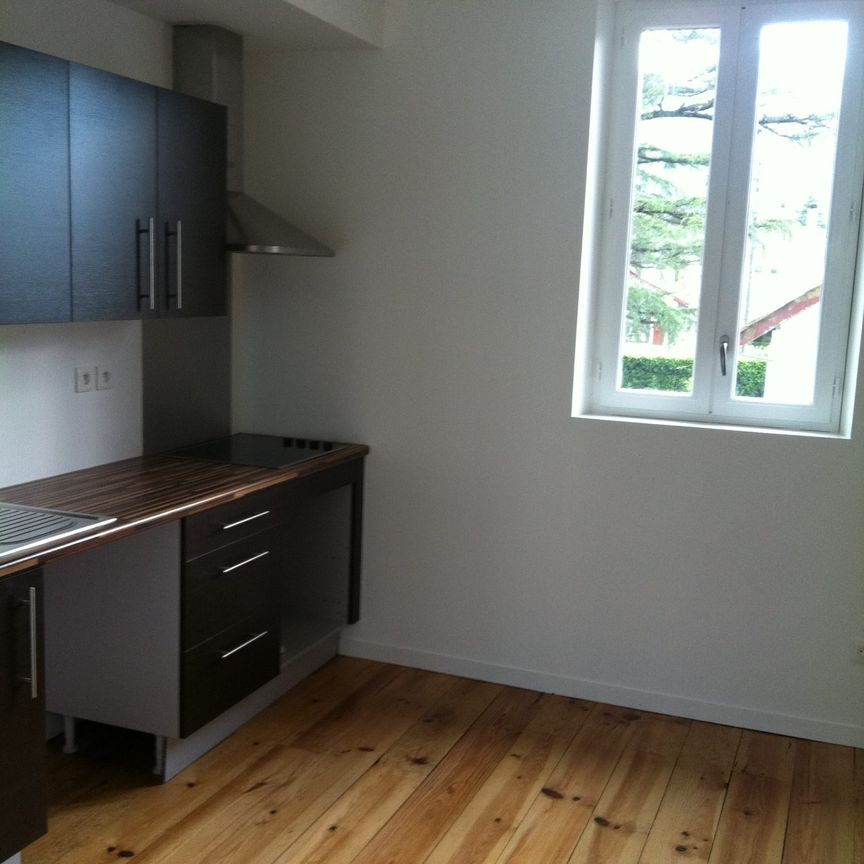 Location Appartement 4 pièces 81m² BAGNERES DE BIGORRE 65200 - Photo 1