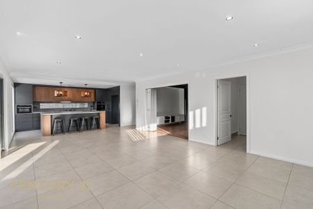 Luxurious Family Home with Inground Swimming Pool - Photo 5