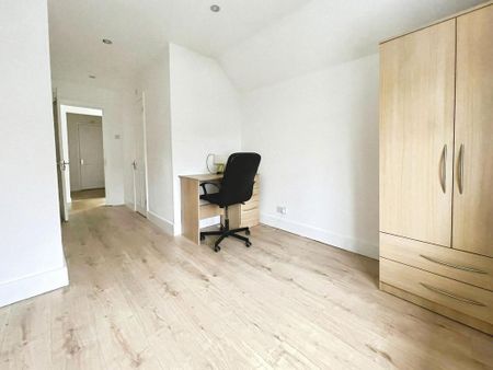 4 bedroom end of terrace house to rent - Photo 3