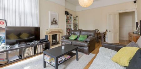 Large 4 bed set with a beautiful red brick mansion block - Photo 4