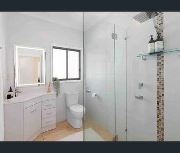 Charming Sun-Filled Cottage with Pool – Long Term Lease - Photo 5