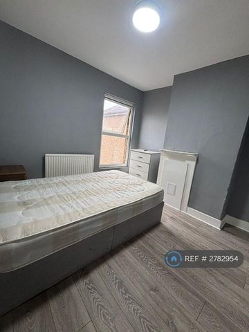 2 bedroom end of terrace house to rent - Photo 3