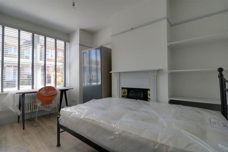 3 bedroom flat to rent - Photo 3