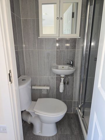 Studio Flat, Castillon Road, SE6 - Photo 4