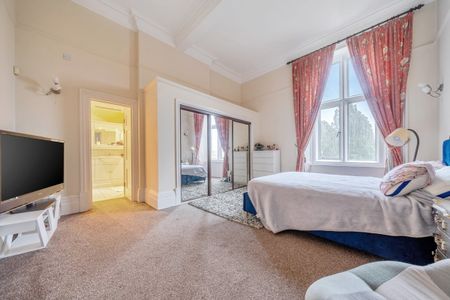 3 bedroom flat to rent - Photo 2