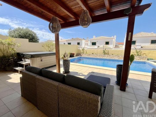 4 bedroom luxury House for rent in Luz, Distrito de Faro - Photo 1