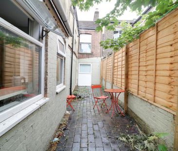 1 bedroom in a house share to rent - Photo 1