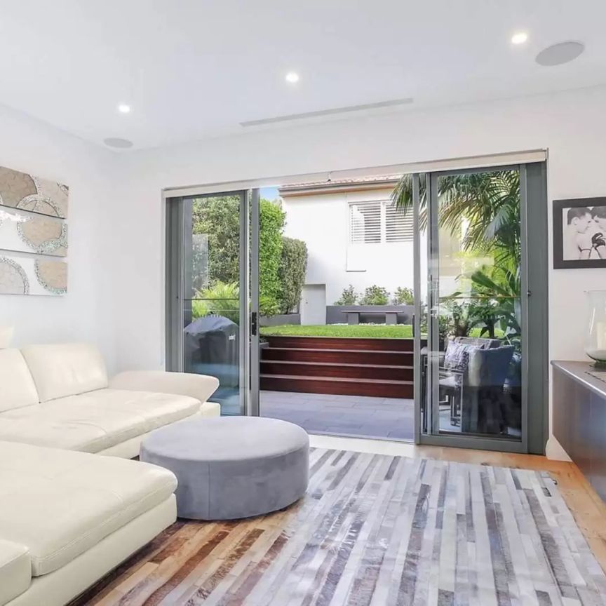 Architect designed family home Capturing sweeping north-easterly ocean views positioned in a serene cul-de-sac - Photo 1