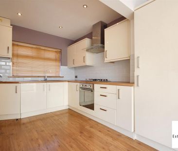 3 Bedroom House - Mid Terrace To Let - Photo 2