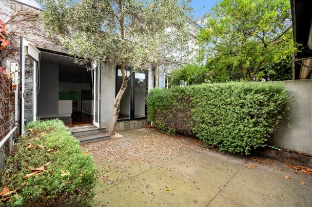 Beautifully renovated brick Victorian with parking - Photo 1