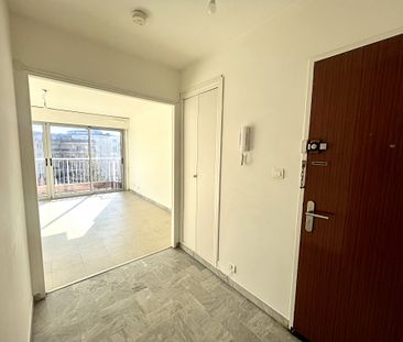 LOCATION STUDIO 32.84M² AVEC TERRASSE ET PARKING - Photo 1