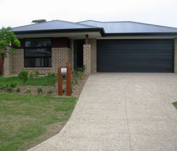 Family Home Conveniently Located Close to Parks, Schools, Shopping ... - Photo 6