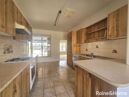 Charming Family Home in the heart of Melton! - Photo 3