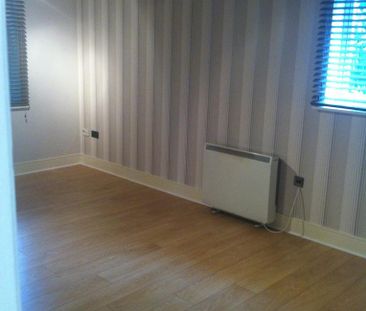 Spacious 2 Bedroom Flat to Let in Romford - Photo 2