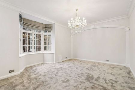 A newly redecorated three bedroom apartment situated in a desirable building with the added benefits of communal gardens and porter service. - Photo 3