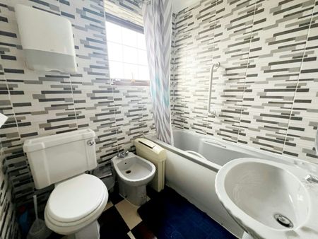 Terraced House to rent on - Photo 4