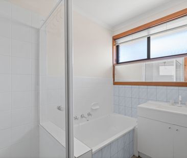 Charming 3-Bedroom Home with Abundant Natural Light in Mill Park - Photo 6