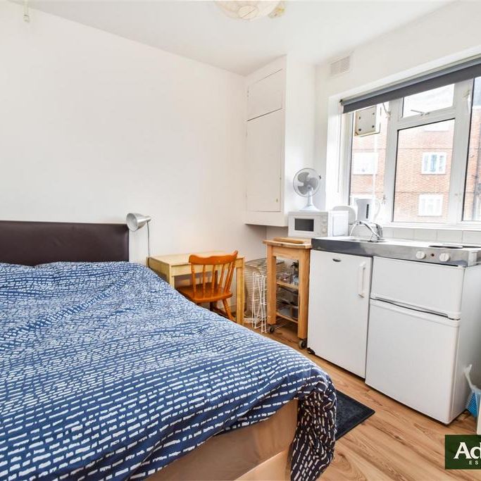 Studio to rent - Photo 1