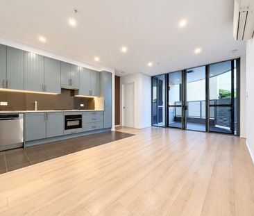 Stunning Renovated Apartment with Dual Courtyards! - Photo 5