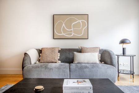 Vauxhall Bridge Rd - Photo 2