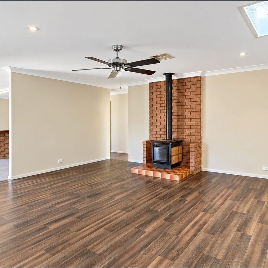 Spacious 4-Bedroom Family Home Opposite Beautiful Parkland! - Photo 1