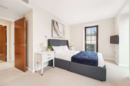 Beautiful duplex apartment, 2 bedrooms 2 bathrooms, newly redecorated and presented in excellent condition throughout. Enviable location in central Westminster. - Photo 5