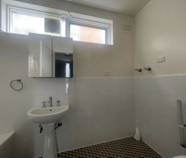 “LIGHT FILLED APARTMENT!” - Photo 1