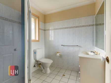 2 BEDROOM TOWNHOUSE WITH COURTYARD MAINTENANCE INCLUDED! - Photo 4