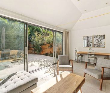 A Grade II Listed three bedroom terraced house with off street park... - Photo 5