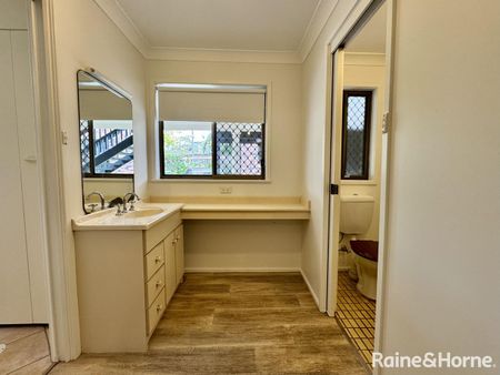 Bright & Spacious One-Bedroom Apartment Opposite Pittwater Reserve - Utilities included - Photo 4