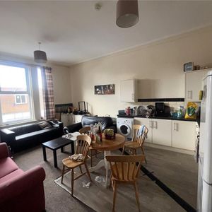 4 bedroom flat to rent - Photo 2